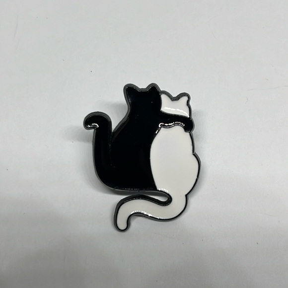 2/$14 Black‎ White Cat Gift brooch lapel pin backpack pin hat pin gift - Picture 1 of 3